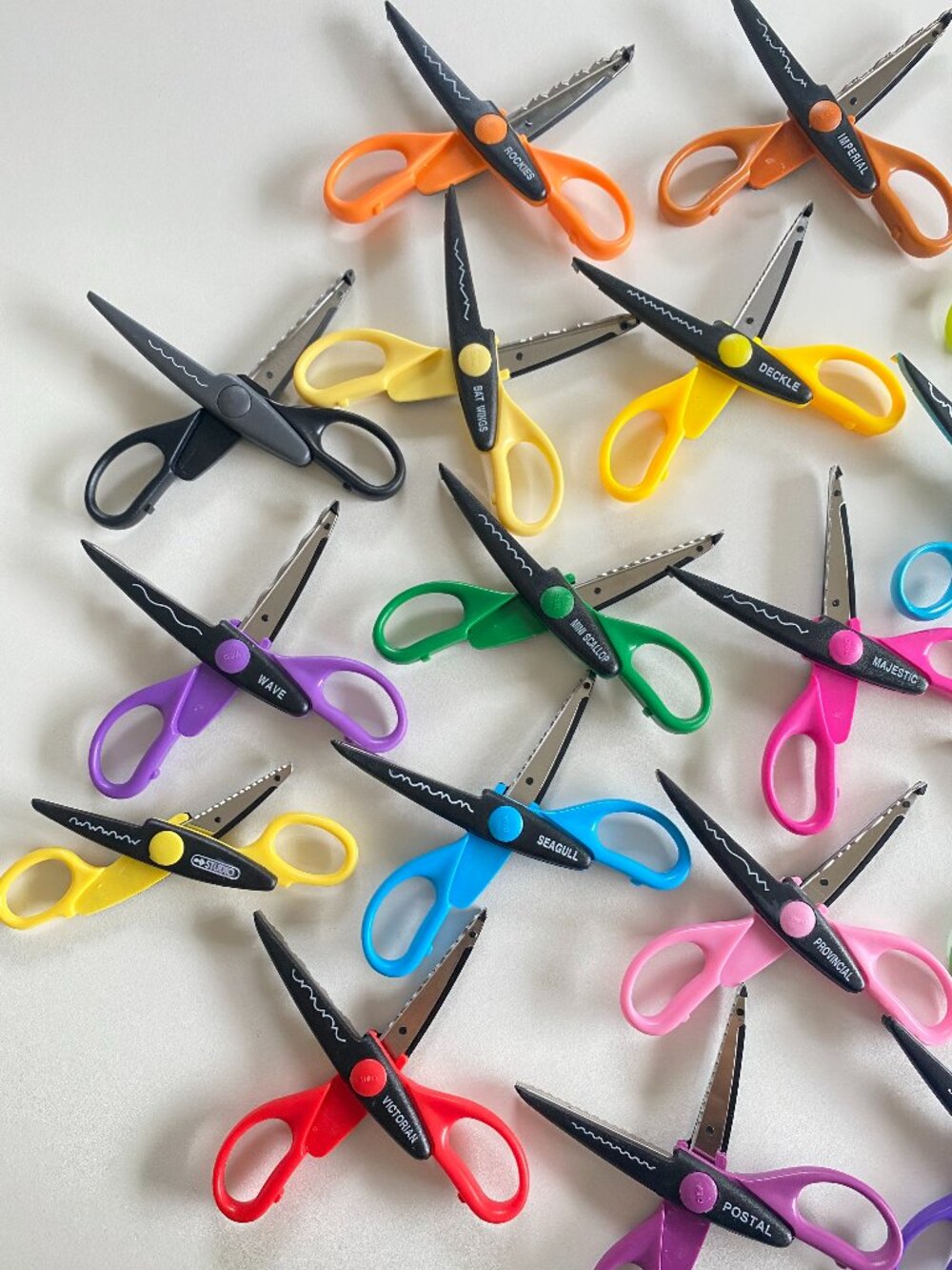 Fiskars Decorative Edge Scissors Set Of 18 With Rotating Wood Carousel ECU - Picture 6 of 10